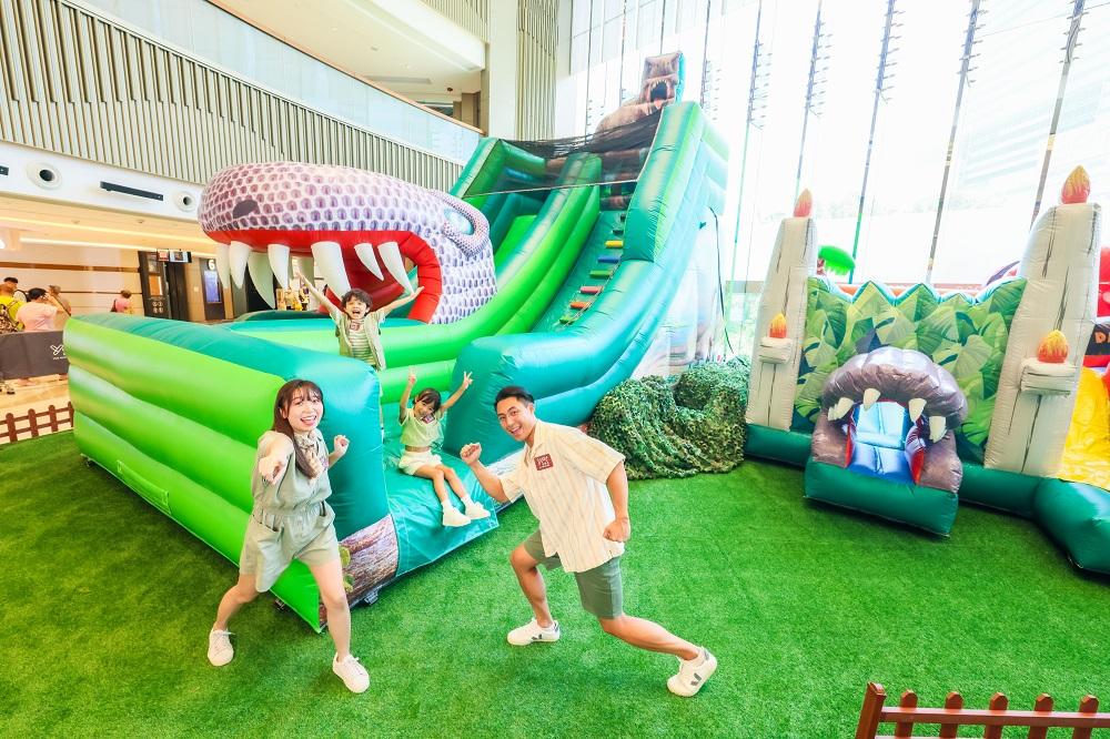 暑假好去處│商場L1中庭將設有兩組恐龍滑梯遊樂設施,包括高達6米及3米的充氣恐龍滑梯彈彈床,小朋友可以一齊盡情彈跳,無拘無束地放電,發放歡樂氣氛。
