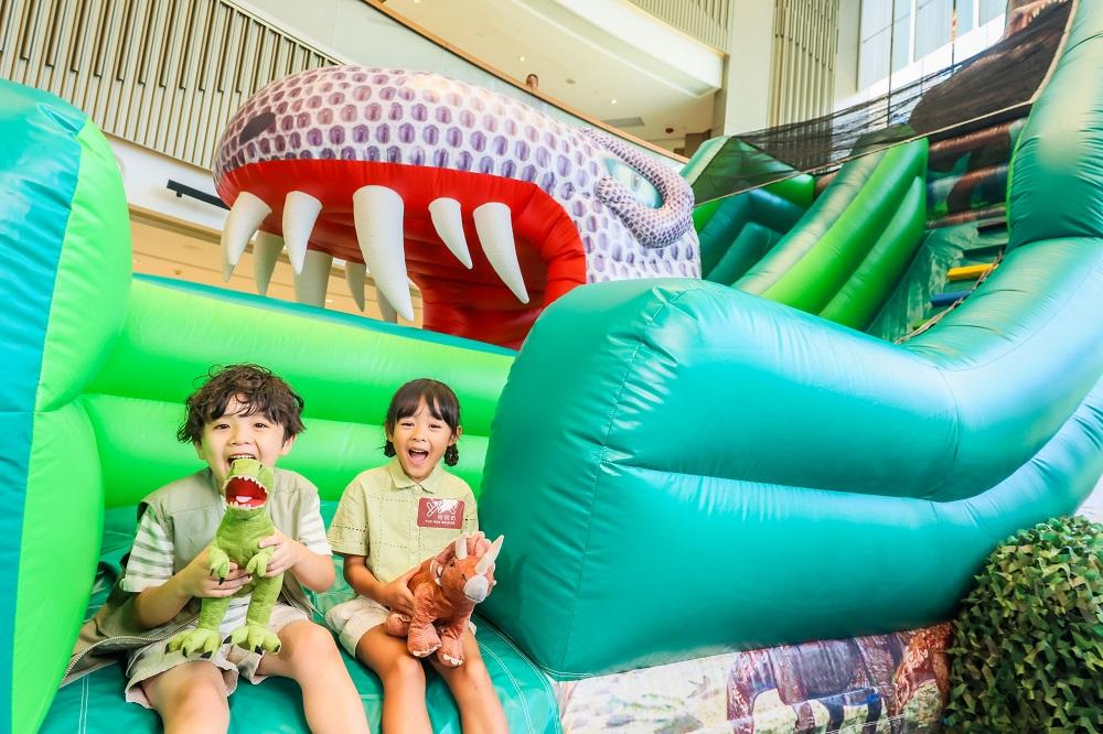 暑假好去處│商場L1中庭將設有兩組恐龍滑梯遊樂設施,包括高達6米及3米的充氣恐龍滑梯彈彈床,小朋友可以一齊盡情彈跳,無拘無束地放電,發放歡樂氣氛。