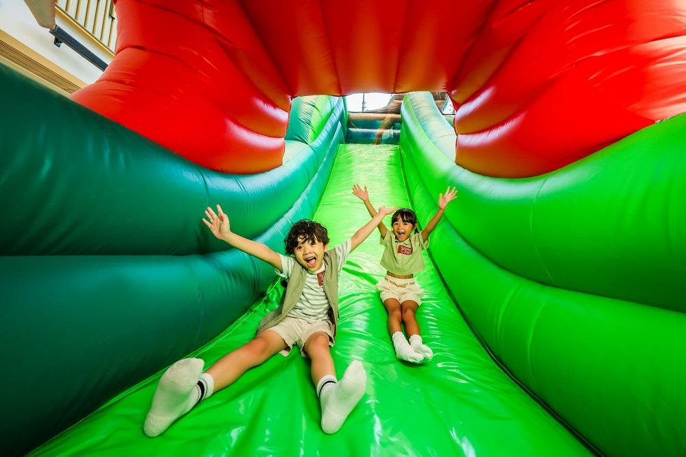 暑假好去處│商場L1中庭將設有兩組恐龍滑梯遊樂設施,包括高達6米及3米的充氣恐龍滑梯彈彈床,小朋友可以一齊盡情彈跳,無拘無束地放電,發放歡樂氣氛。