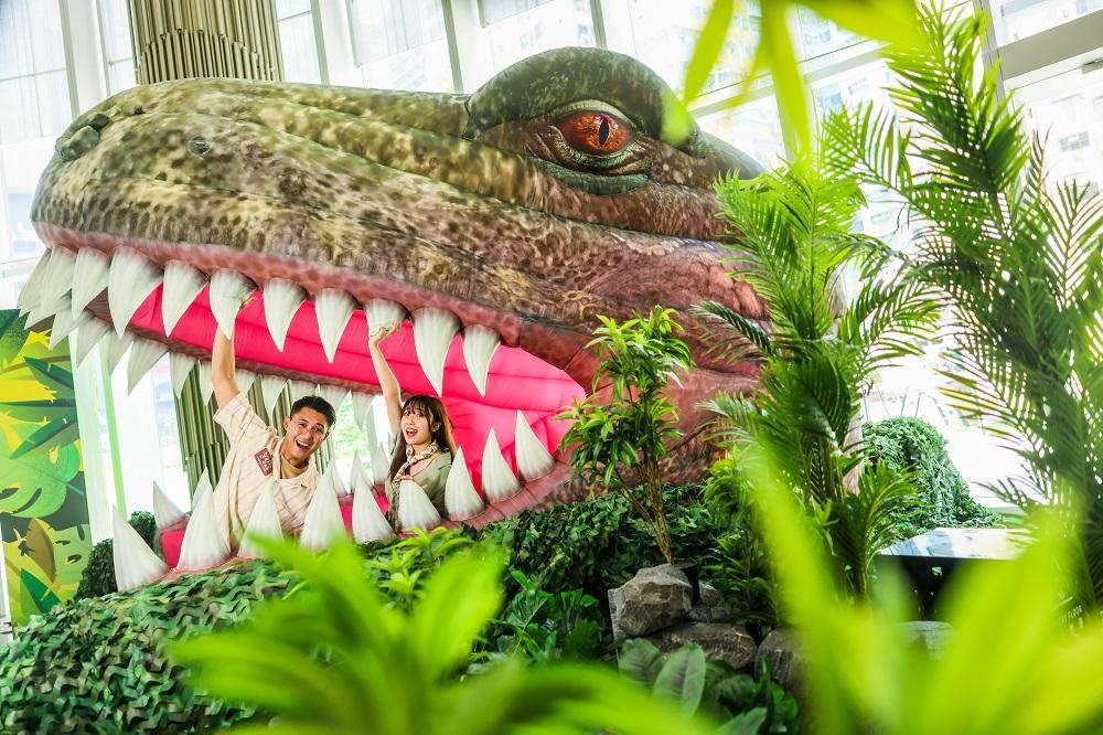 暑假好去處│張開大口的恐龍於UG大堂歡迎大家。
