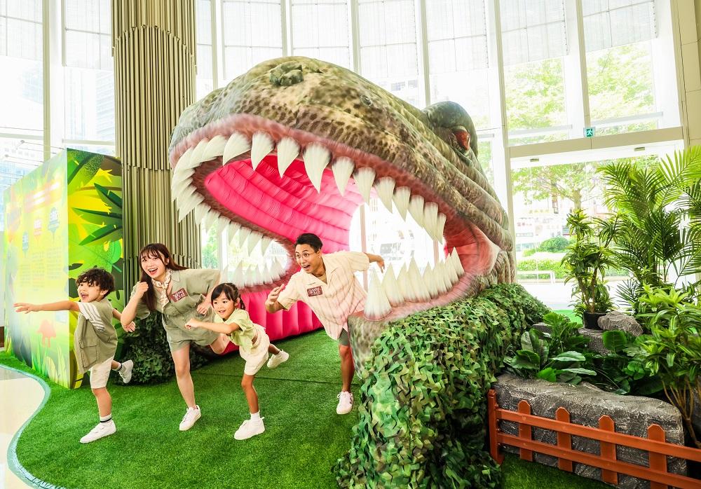 暑假好去處│張開大口的恐龍於UG大堂歡迎大家。