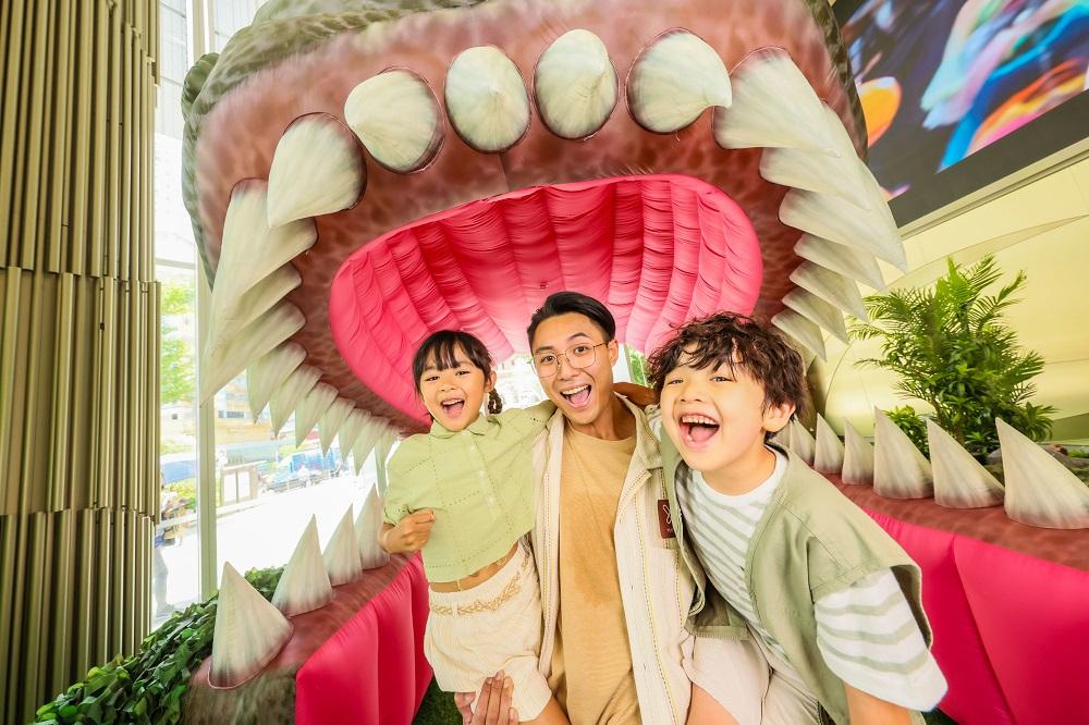 暑假好去處│張開大口的恐龍於UG大堂歡迎大家。