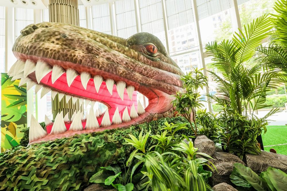 暑假好去處│張開大口的恐龍於UG大堂歡迎大家。