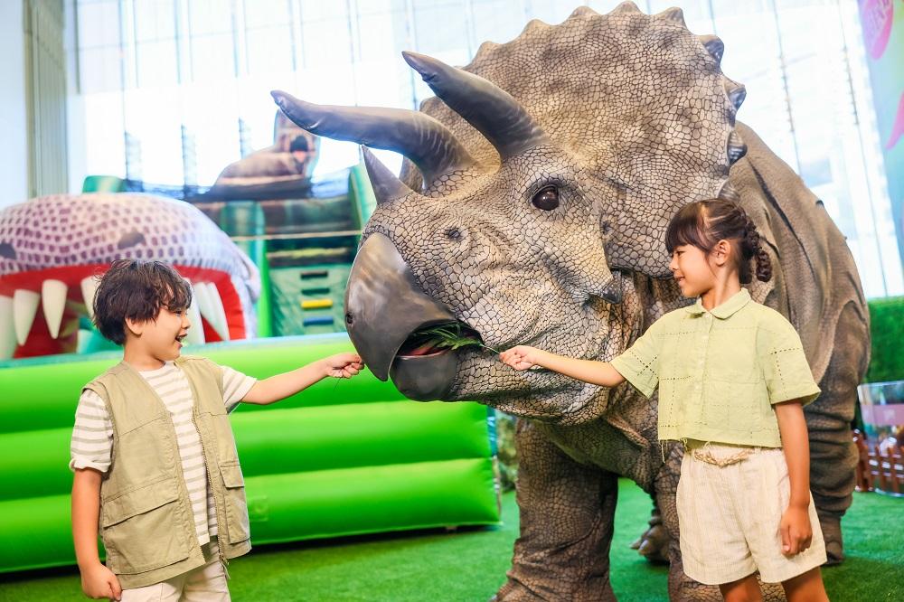 暑假好去處│在周日期間,一條6米長的三角龍將會在YM²裕民坊UG公眾休憩廣場、L3 花園平台及商場對出的觀塘市中心重建計劃(臨時活動空間)與大家見面。