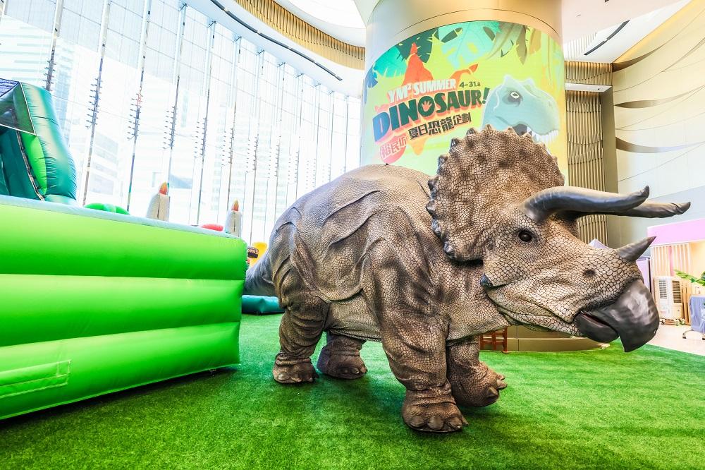 暑假好去處│在周日期間,一條6米長的三角龍將會在YM²裕民坊UG公眾休憩廣場、L3 花園平台及商場對出的觀塘市中心重建計劃(臨時活動空間)與大家見面。