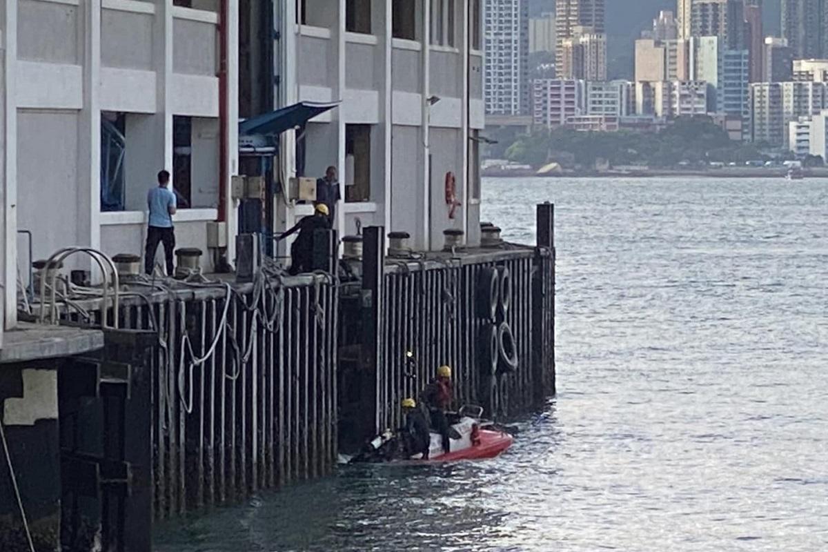 消防員在北角碼頭海面搜索墮海男子。(網民Sammul Wong@FB群組「香港突發事故報料區及討論區」)