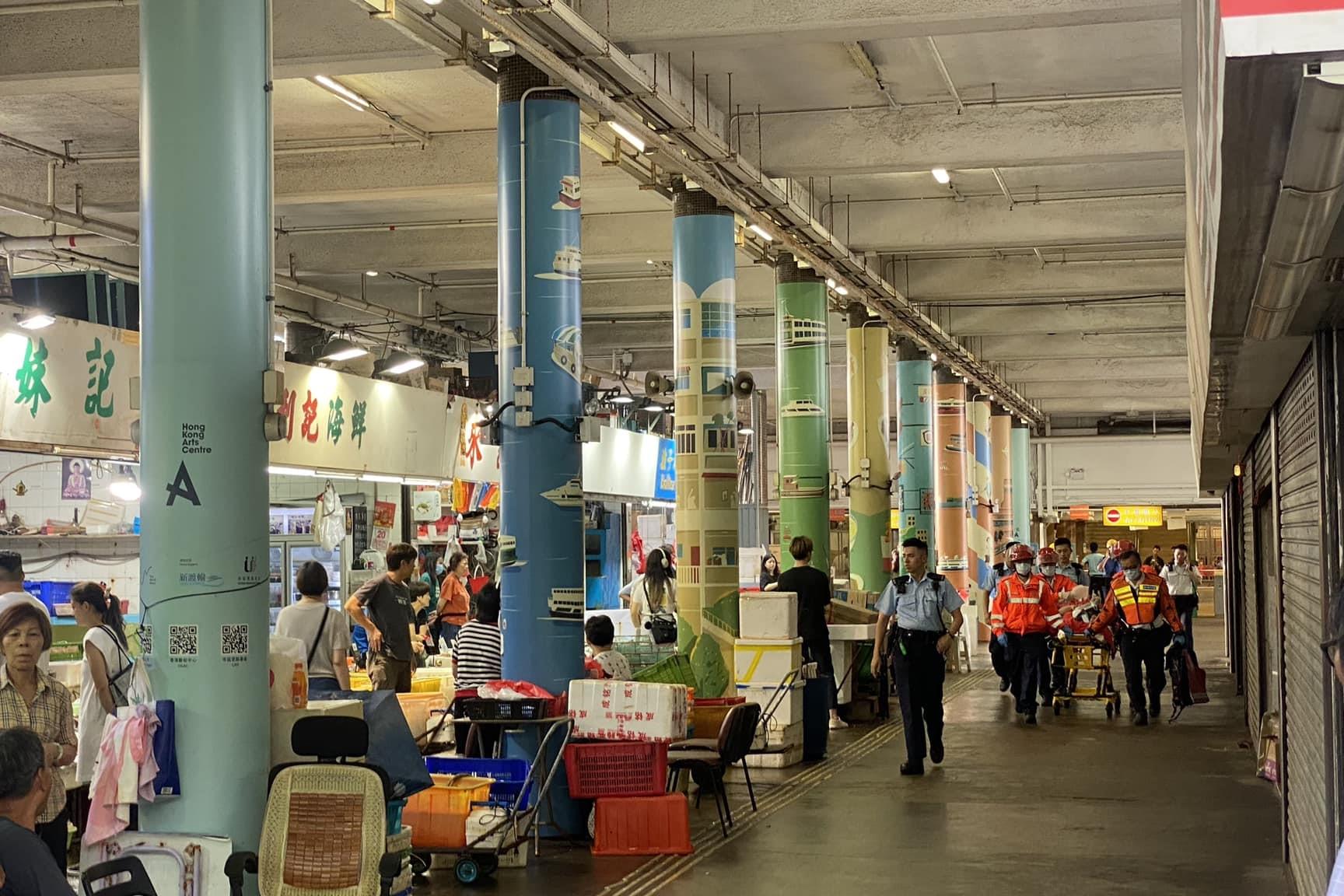 墮海男子獲救後由救援人員送院搶救。(網民Sammul Wong@FB群組「香港突發事故報料區及討論區」)