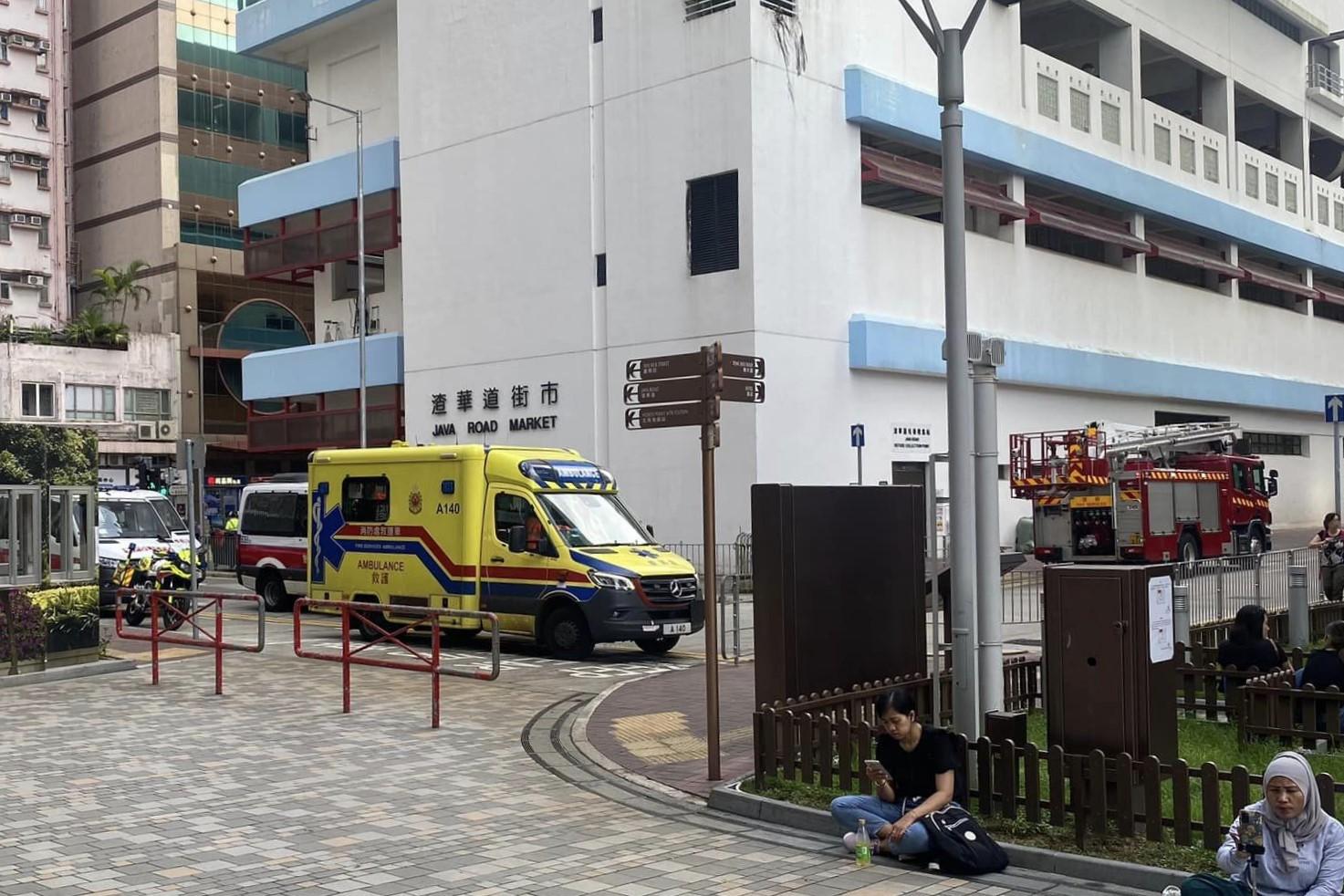 警方、消防員和救護員接報到場。(網民Sammul Wong@FB群組「香港突發事故報料區及討論區」)