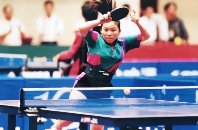 中國乒乓球名將鄧亞萍,年紀輕輕17歲參加北京亞運,雖然是第一次參與國際性綜合運動會,便獲得女單、女團和混雙的金牌,以及女雙銀牌,合共3金1銀佳績。(網上圖片)