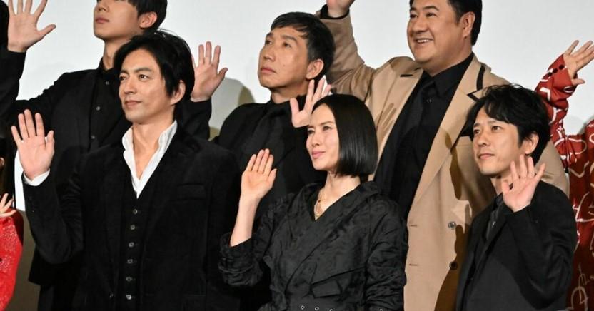 二宮和也、中谷美紀和大澤隆夫現身記者會,宣傳合演的富士月9劇《ONE DAY~平安夜的騷動~》。