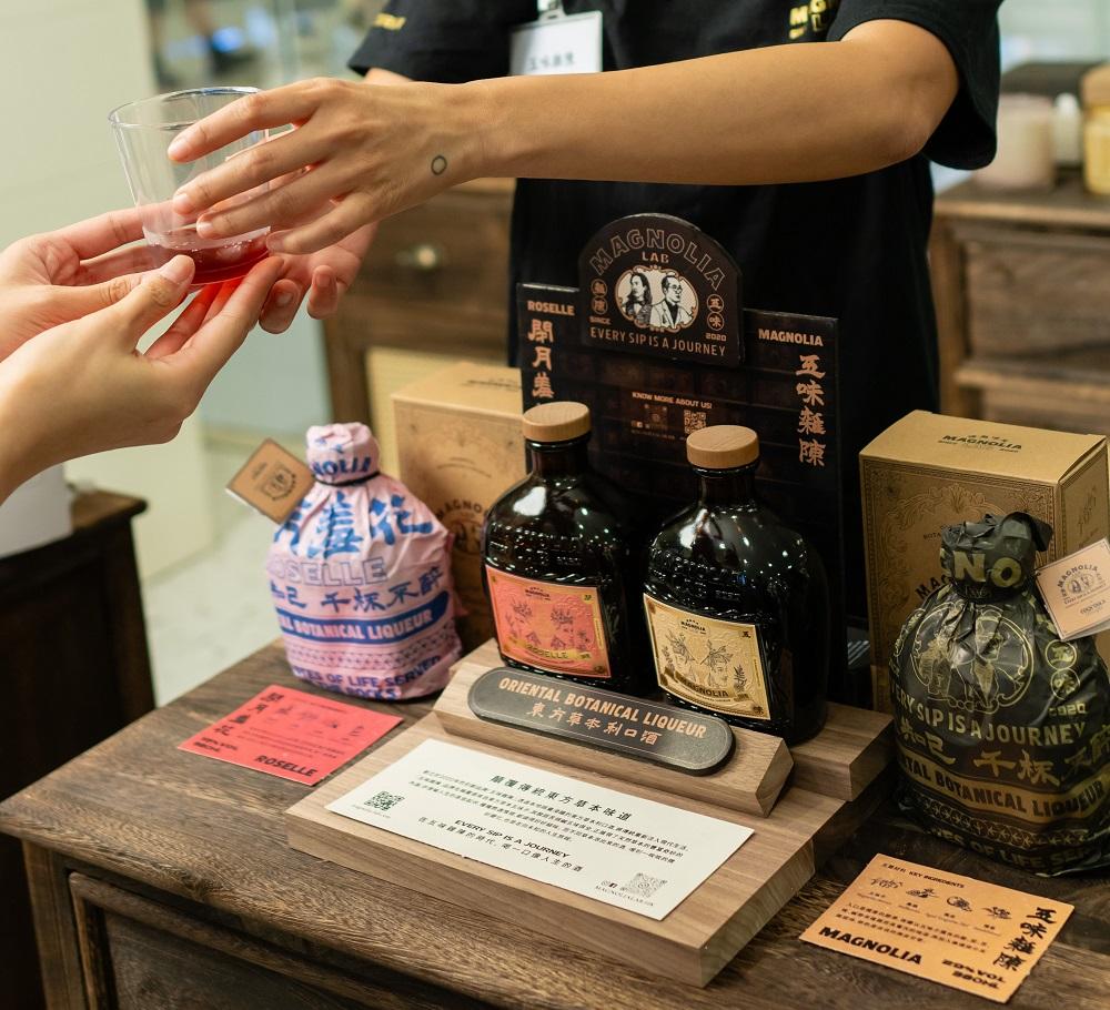 五味雜陳Magnolia Lab工作坊|探索東方草本酒的世界|活動日期:2023年9月30日及 10月1日|活動時間:下午2時30分至 3時30分、下午4時至5時|優先報名所需消費金額:HK$100/位|即場報名:免費 *參加者須年滿18歲。