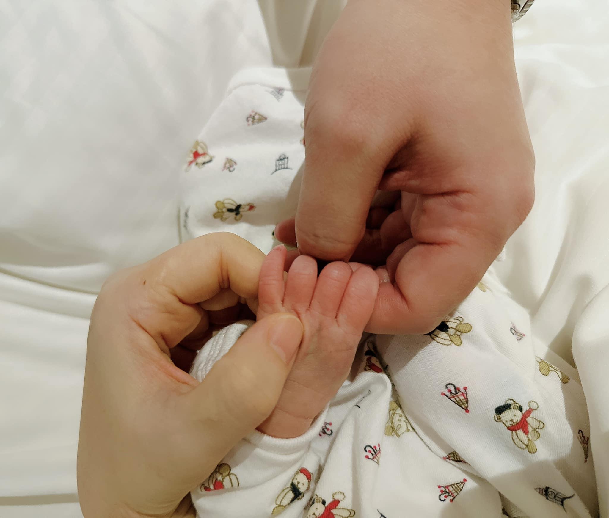 Selina在社交網公開一家三口的握手合照。