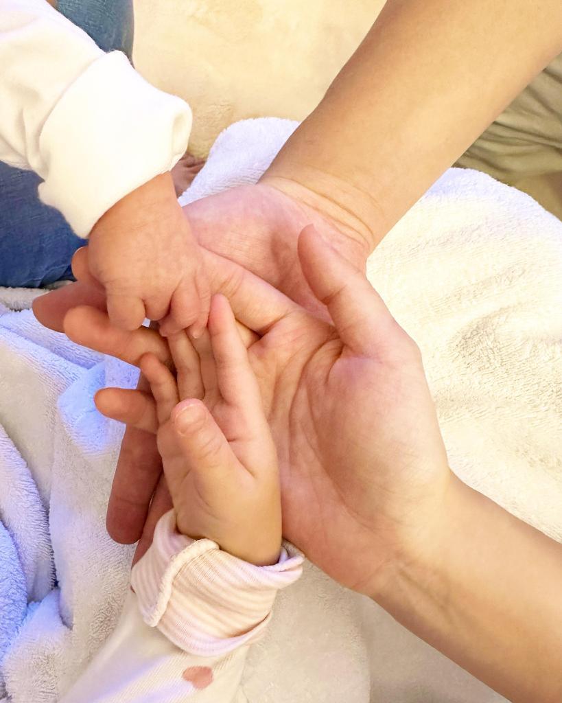 余香凝分享一家四口手疊手的溫馨「全家福」。