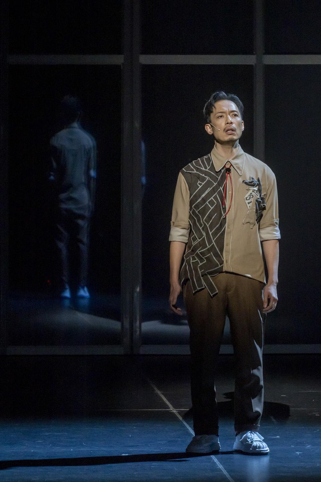 強尼在音樂劇 《大象的告別式》的表現,非常搶鏡。