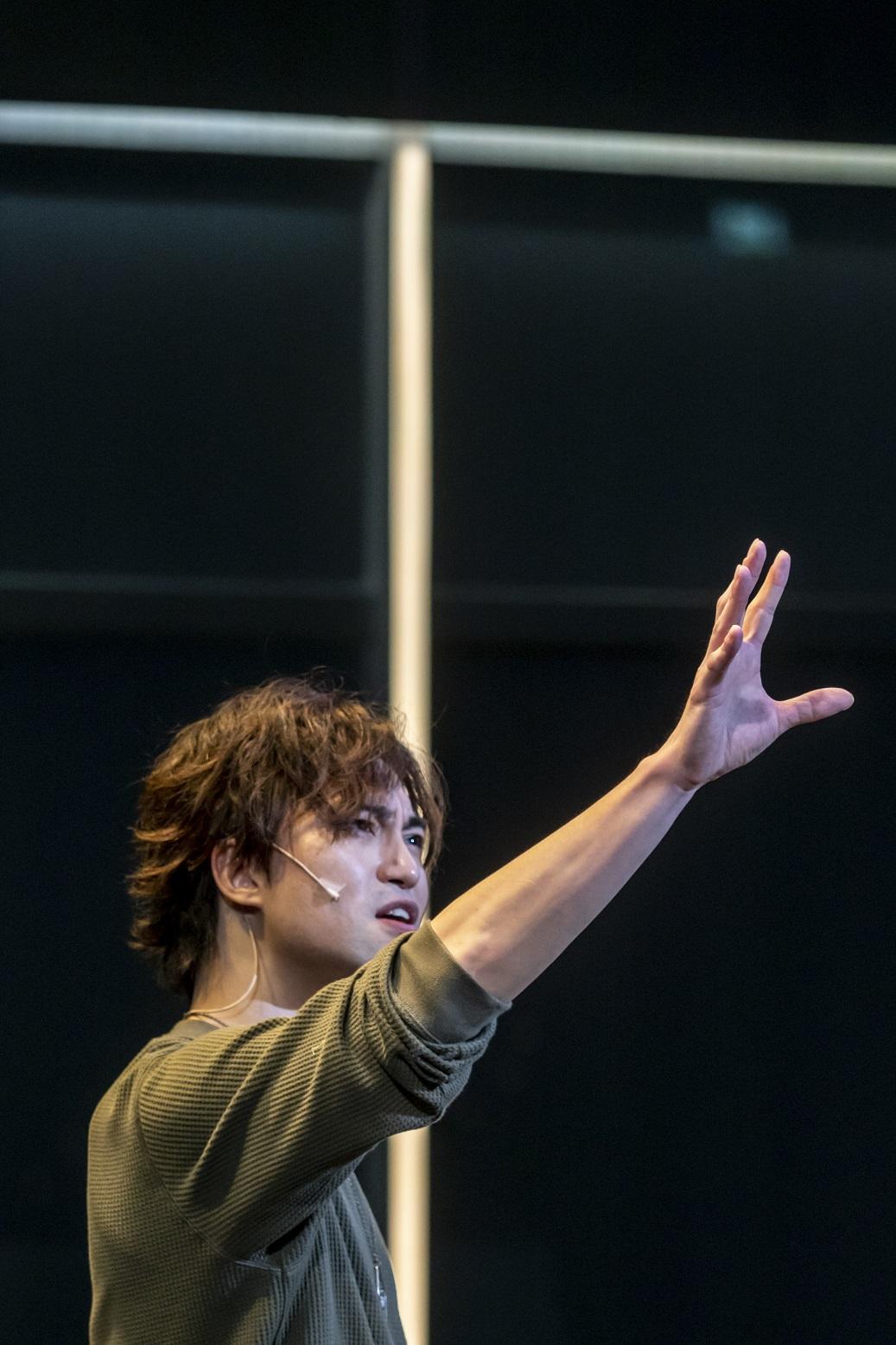 馮志佑主演音樂劇《大象的告別式》。