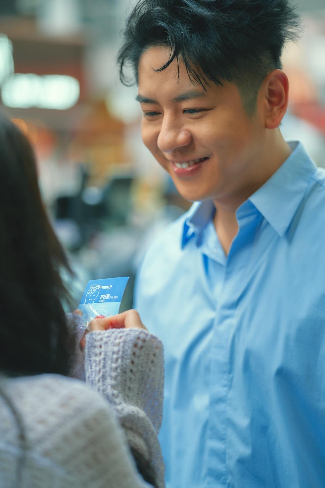 雖然牙醫是許廷鏗的本業,但這次是他首次於鏡頭前飾演牙醫。