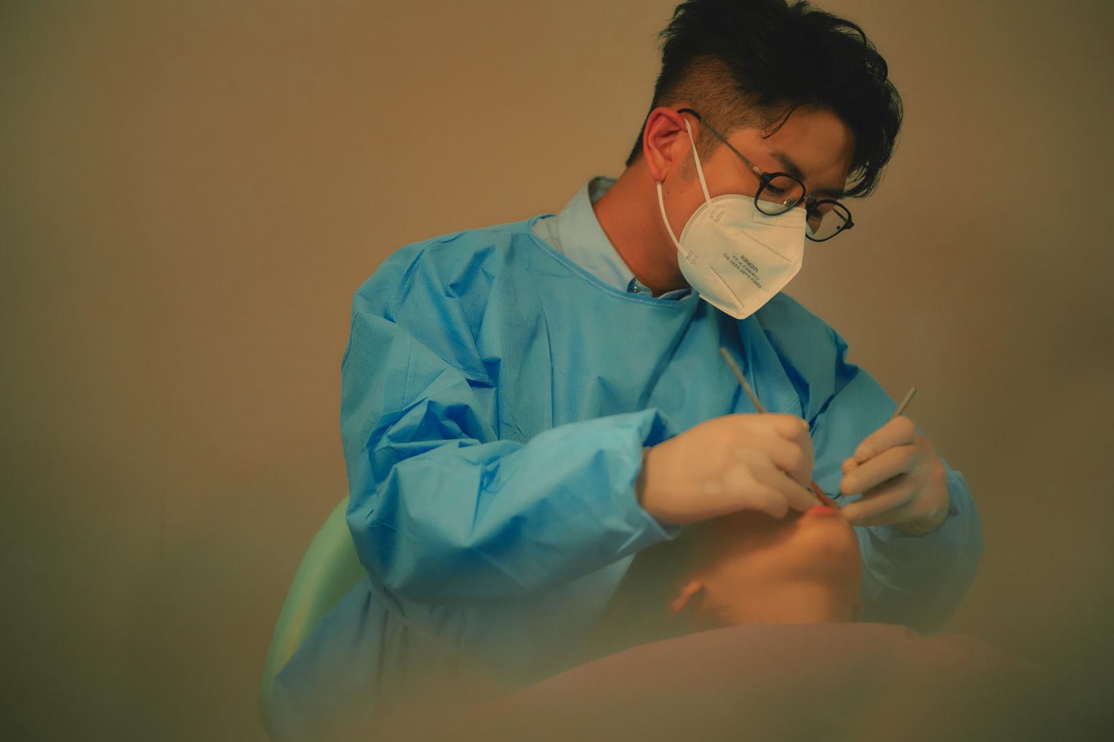 雖然牙醫是許廷鏗的本業,但這次是他首次於鏡頭前飾演牙醫。