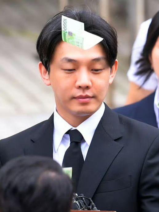 劉亞仁離開時遭市民投下多張紙幣。