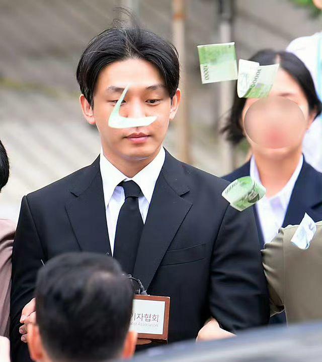 劉亞仁離開時遭市民投下多張紙幣。