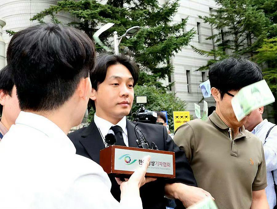 劉亞仁離開時遭市民投下多張紙幣。