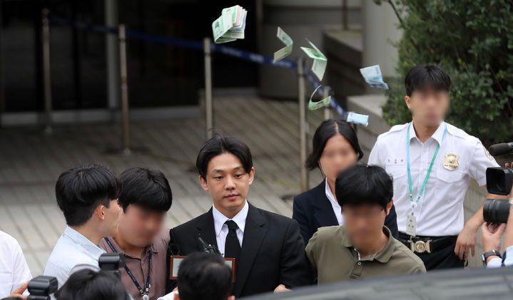 劉亞仁離開時遭市民投下多張紙幣。