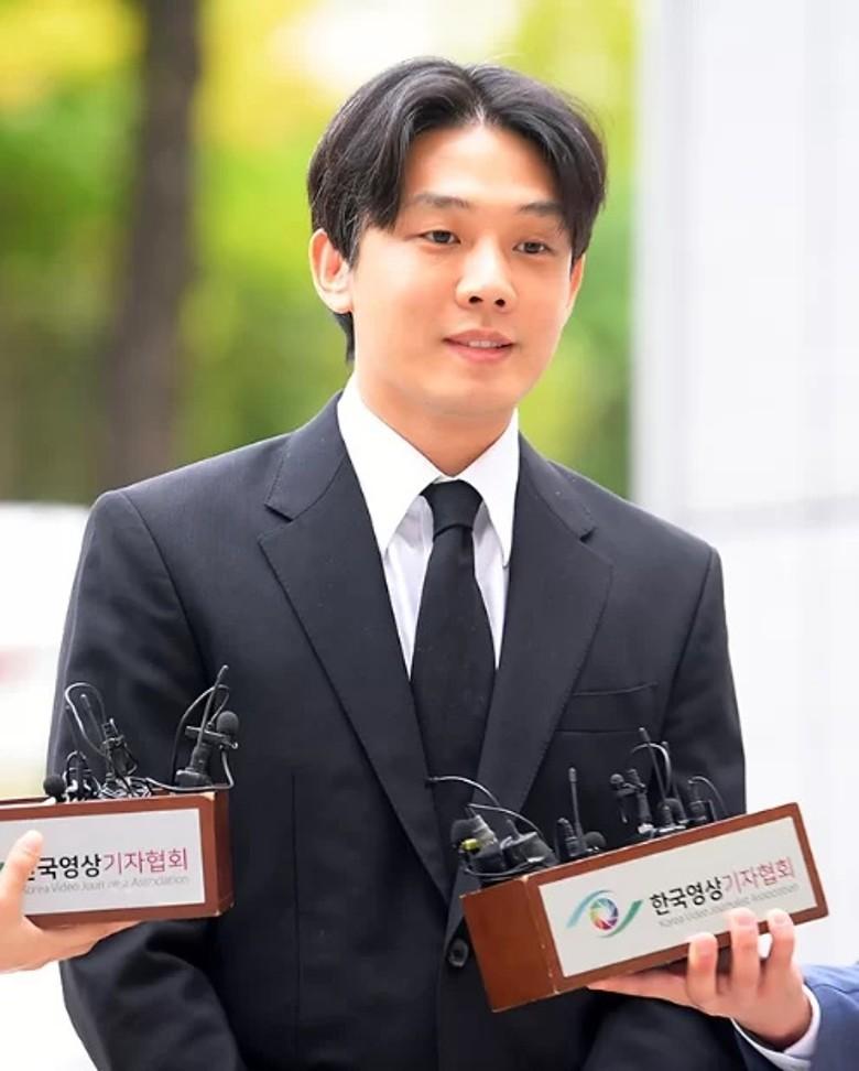 劉亞仁今早穿黑色西裝到達法院,神情輕鬆亦有展現微笑。