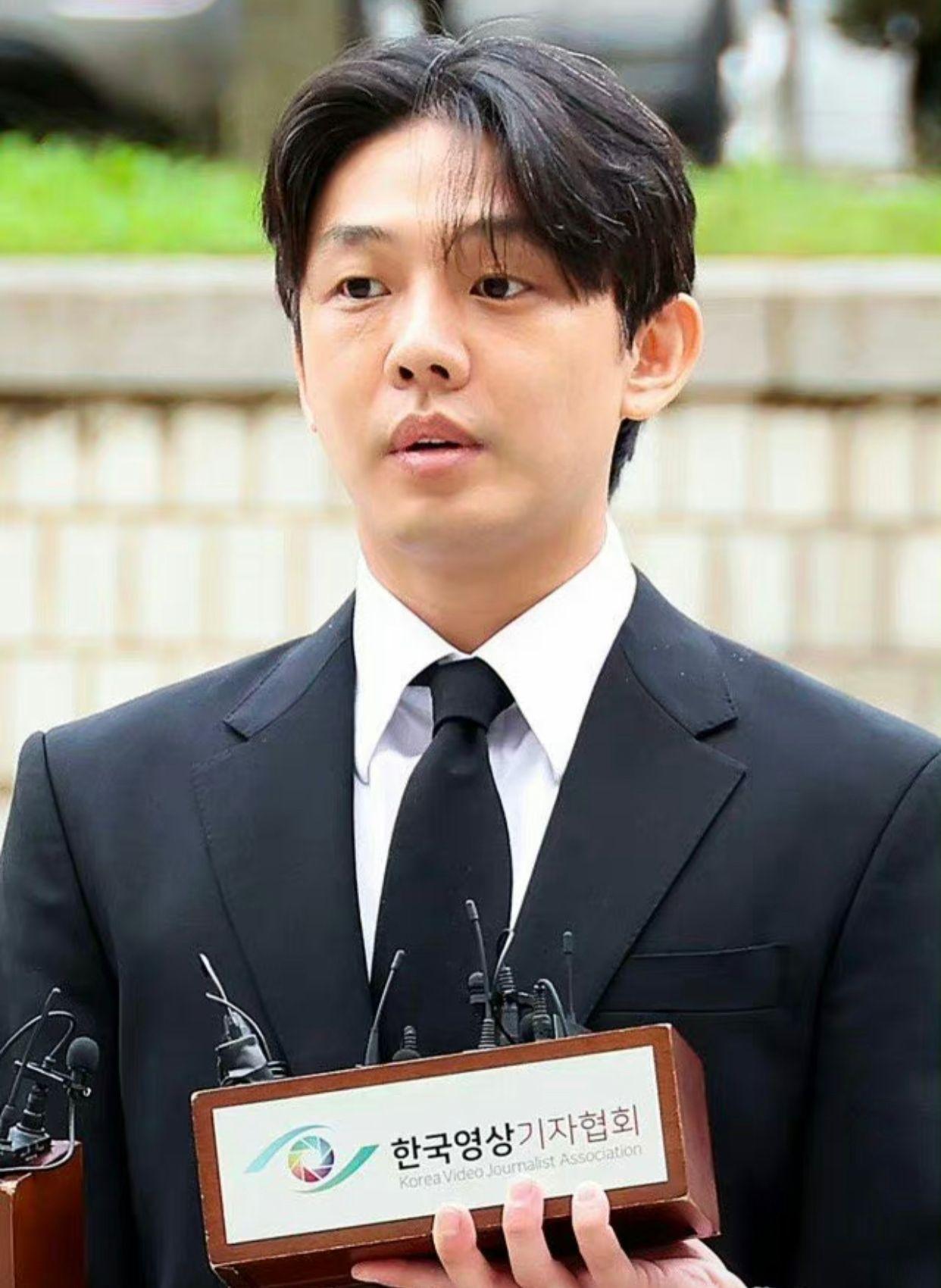 劉亞仁今日早上抵達首爾中央地方法院,接受拘留前審訊。