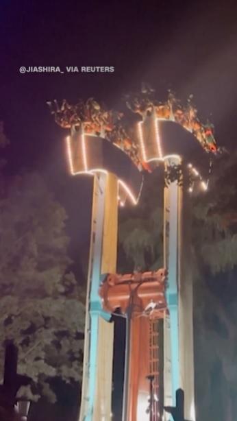 遊客倒掛半空,等候救援。(互聯網)