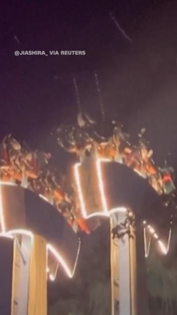 遊客倒掛半空,等候救援。(互聯網)