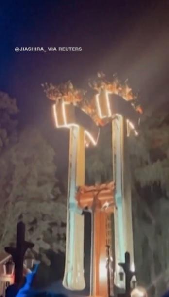 遊客倒掛多時,有人感到不適。(互聯網)