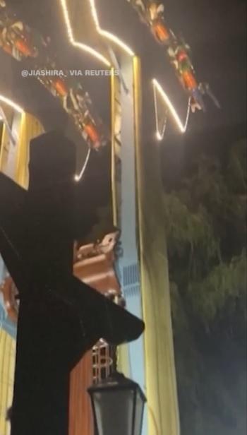 遊客倒掛多時,有人感到不適。(互聯網)