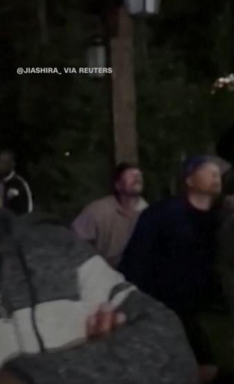 大批遊客在下方觀望。(互聯網)