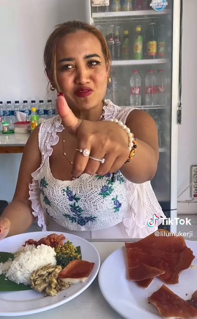 Lina拍片吃豬肉。(互聯網)