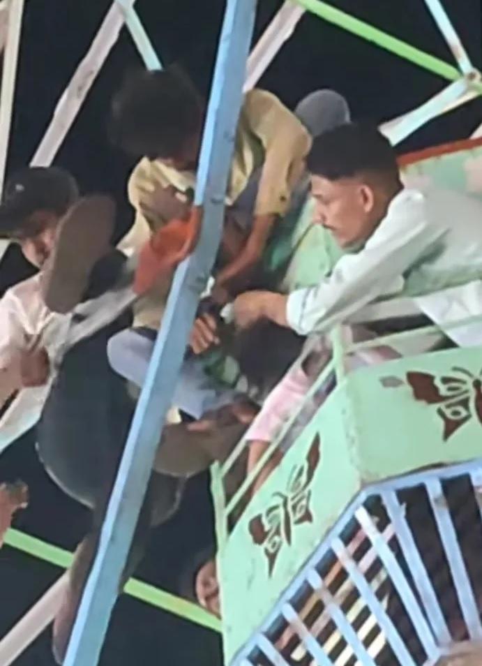 男子想辦法剪斷女子的頭髮。(互聯網)