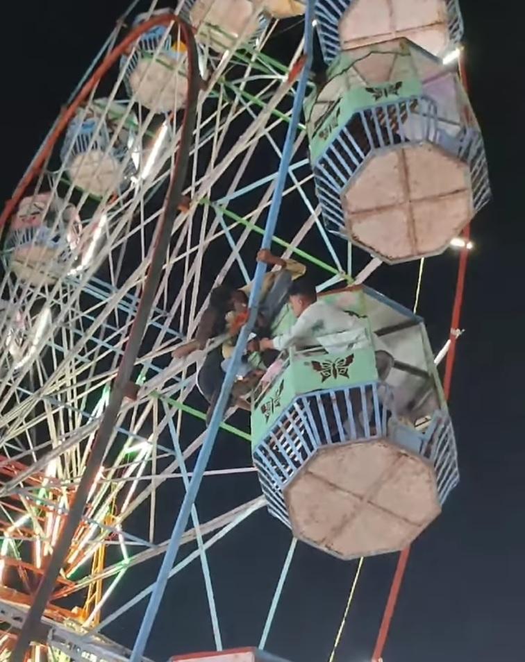 男子合力拯救頭髮被卡住的女子。(互聯網)