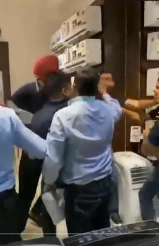 紅頭巾眼鏡男對店員動粗。(互聯網)