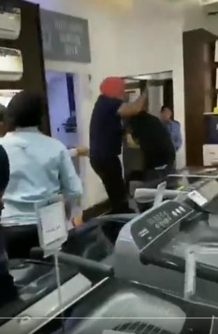 紅頭巾眼鏡男暴打店員。(互聯網)