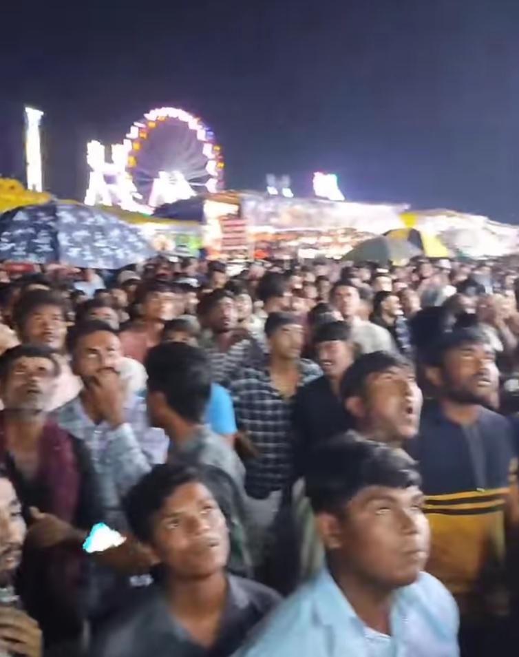 大批民眾在摩天輪下駐足歡看。(互聯網)