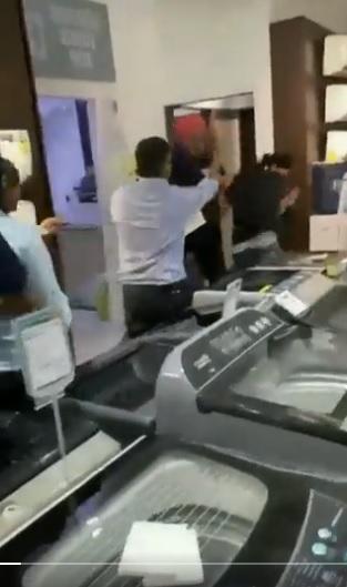 其他人制止眼鏡男。(互聯網)