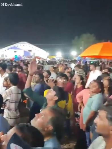 大批民眾在摩天輪下駐足歡看。(互聯網)