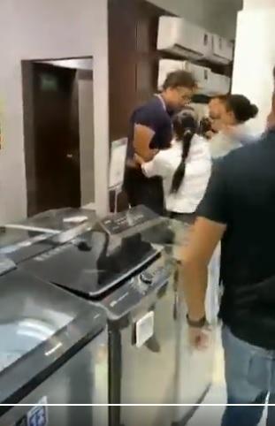 多人制止眼鏡男。(互聯網)