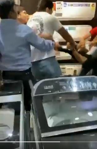 白衣男狂扯店員。(互聯網)