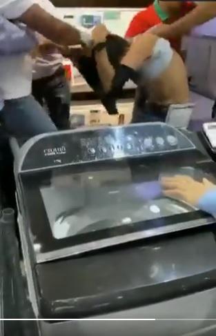 白衣男扯爛店員上衣。(互聯網)