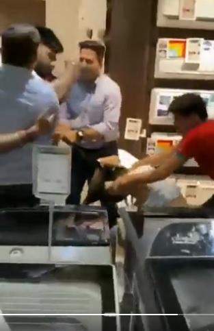 其他人制止白衣男,保護店員。(互聯網)