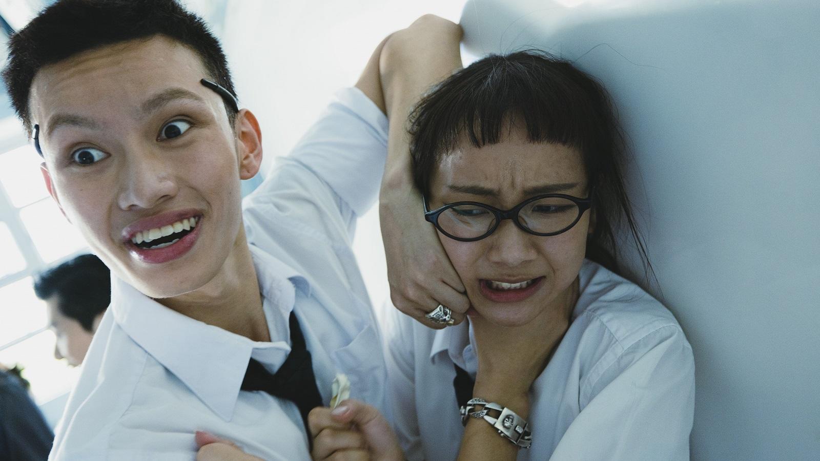 Marf慘被叉頸,痛到極力掙扎,兜把摑黃偉聰。(《那年盛夏我們綻放如花》劇照)