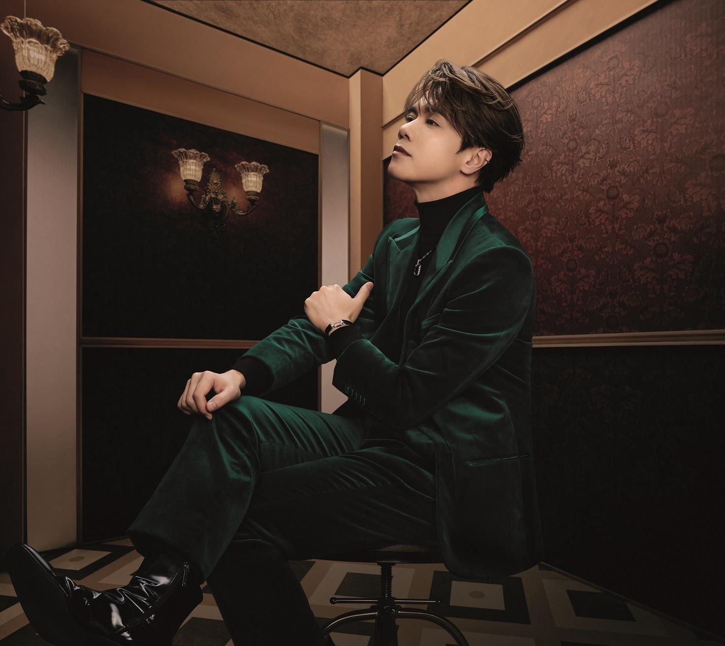 張敬軒重拾求學時期的「老本行」,化身優雅「揸lift人」。