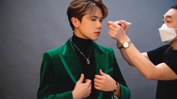 張敬軒重拾求學時期的「老本行」,化身優雅「揸lift人」。