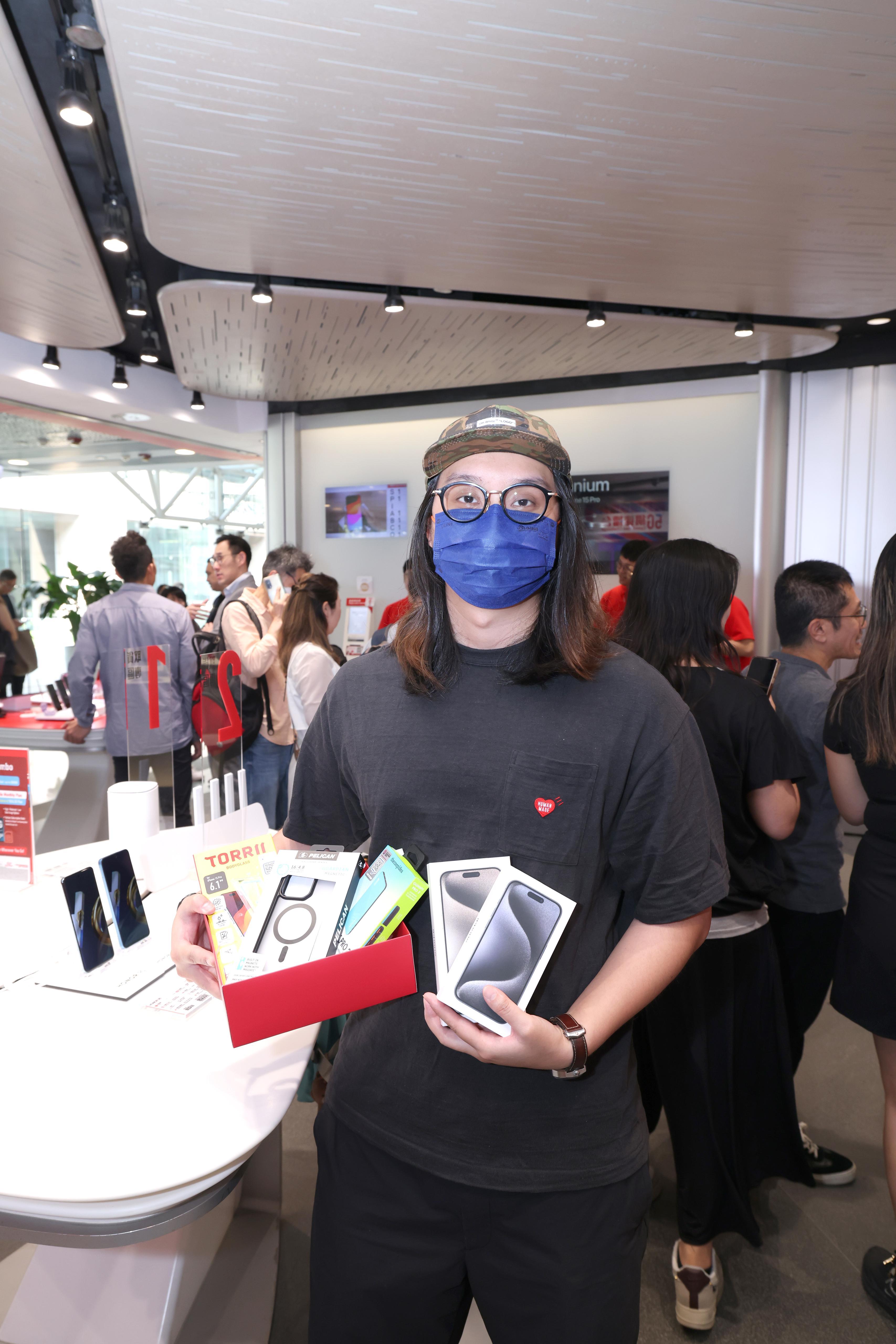 首批出機顧客周先生購入iPhone 15 Pro Max一部及iPhone 15 Pro一部。