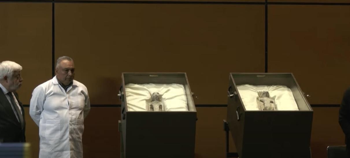 墨西哥國會展出兩具據稱是外星人遺骸。(互聯網)