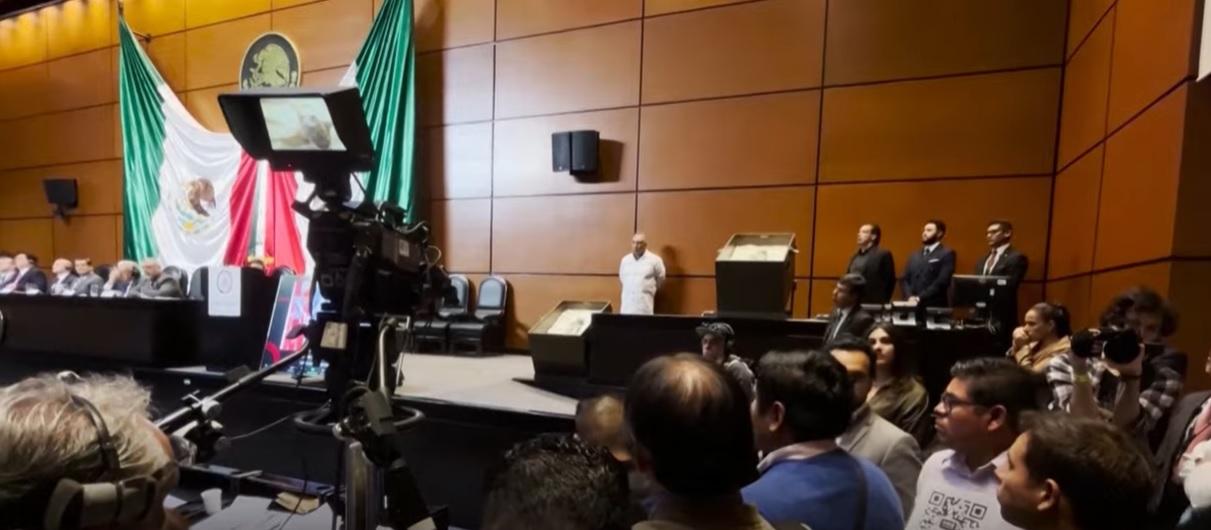 墨西哥國會展出兩具據稱是外星人遺骸。(互聯網)